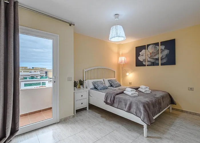 Yellow 3 Bedroom Large For 10 Guests