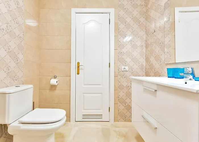 Yellow 3 Bedroom Large For 10 Guests