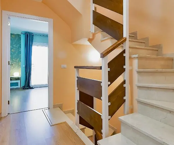 Yellow 3 Bedroom Large For 10 Guests