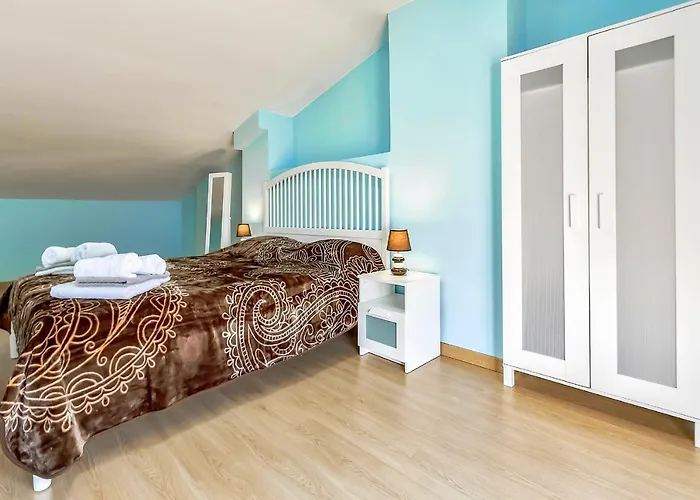 Yellow 3 Bedroom Large For 10 Guests Apartment