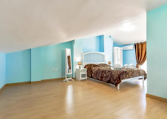 Yellow 3 Bedroom Large For 10 Guests Apartment