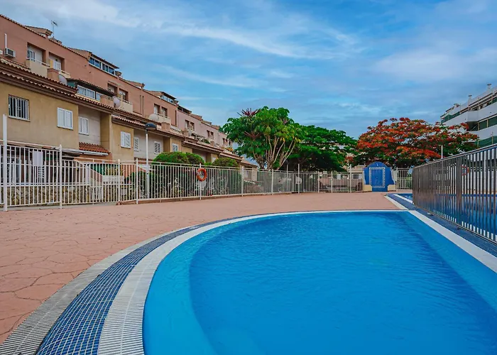 Yellow 3 Bedroom Large For 10 Guests Apartment