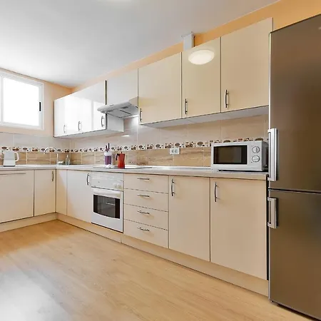Апартаменты Yellow 3 Bedroom Large For 10 Guests Адехе