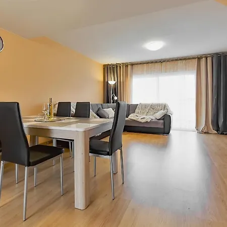 Yellow 3 Bedroom Large For 10 Guests Апартаменты *