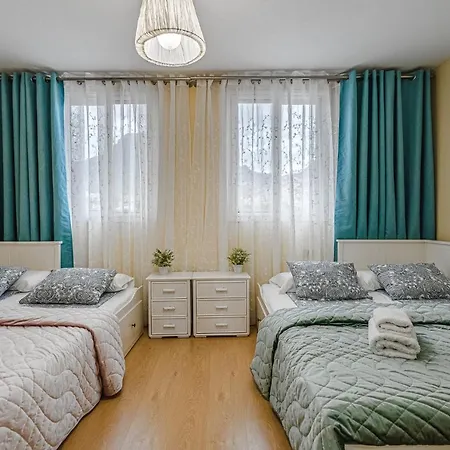 Апартаменты Yellow 3 Bedroom Large For 10 Guests Адехе