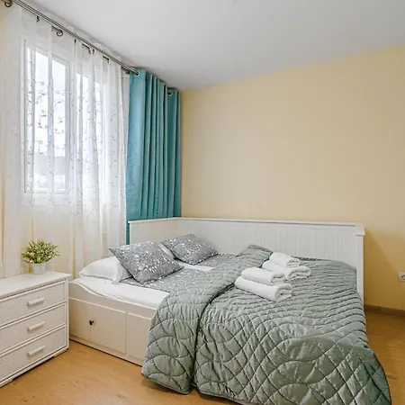 Yellow 3 Bedroom Large For 10 Guests Apartmán