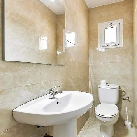Yellow 3 Bedroom Large For 10 Guests Адехе