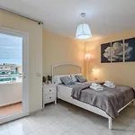 Yellow 3 Bedroom Large For 10 Guests