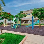 Yellow 3 Bedroom Large For 10 Guests Apartment *