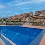 Yellow 3 Bedroom Large For 10 Guests Apartment *