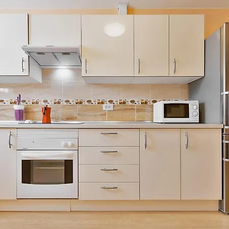 Апартаменты Yellow 3 Bedroom Large For 10 Guests Адехе