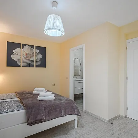 Апартаменты Yellow 3 Bedroom Large For 10 Guests