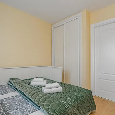Апартаменты Yellow 3 Bedroom Large For 10 Guests