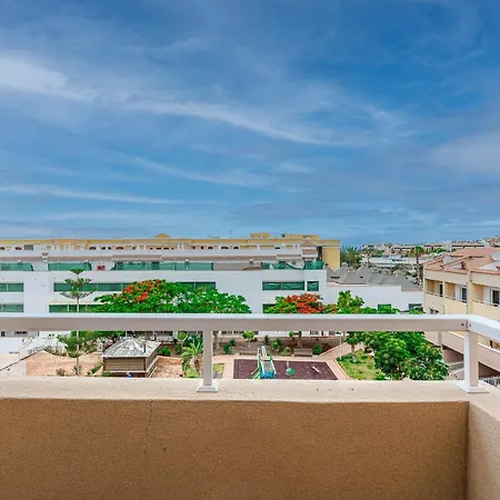 Yellow 3 Bedroom Large For 10 Guests Апартаменты *
