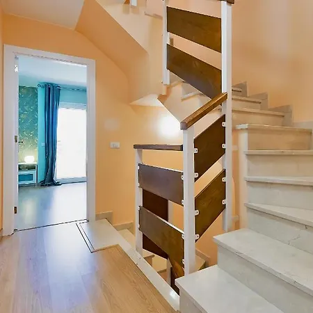 Yellow 3 Bedroom Large For 10 Guests