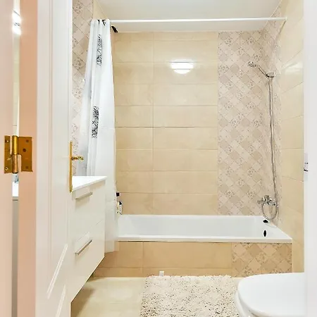Yellow 3 Bedroom Large For 10 Guests 아데제