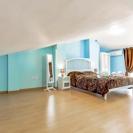 Yellow 3 Bedroom Large For 10 Guests Apartman