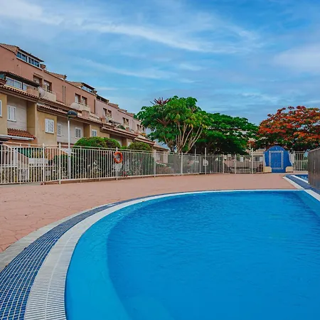 Yellow 3 Bedroom Large For 10 Guests Apartment